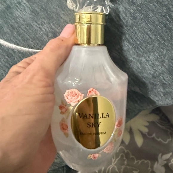 Elegant Floral Glass Perfume Bottle with Gold Accents Vanilla Sky - Picture 4 of 8